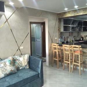 uma sala de estar com um sofá, uma mesa e uma cozinha em شاطئ المعموره em Alexandria