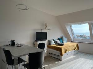 - une chambre avec un lit, une table et une fenêtre dans l'établissement Ocean View avec parking, à La Rochelle