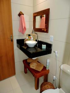 y baño con lavabo y espejo. en Chalé do Beco - Nova Caraíva, en Porto Seguro