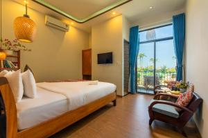 Cette chambre d'hôtel comprend un lit et un balcon. dans l'établissement Hoi An Paddy House Homestay, à Hội An