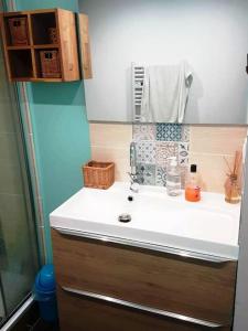 La salle de bains est pourvue d'un lavabo et d'un miroir. dans l'établissement Guest house privative pour 2 sur Lege cap Ferret, à Lège
