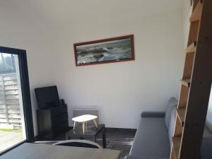 - un salon avec une table et une chaise dans l'établissement Guest house privative pour 2 sur Lege cap Ferret, à Lège