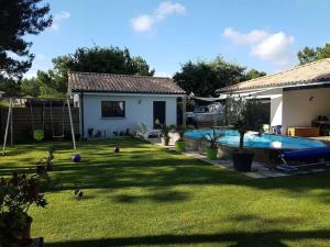 a backyard with a swimming pool and a house at Guest house privative pour 2 sur Lege cap Ferret in Lège