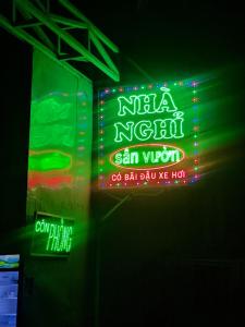 een neonbord dat zegt ima nigeria kan vrouw bij Hoa Anh Đào Garden Hotel in Thuan An