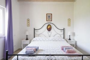 una camera con un letto con due cuscini sopra di Casina delle Rose - Levante a Polignano a Mare