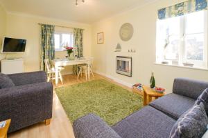 uma sala de estar com dois sofás e uma mesa em The Quarter Deck em Aldeburgh