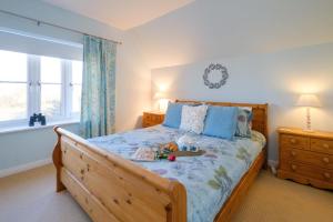 um quarto com uma cama com um bicho de peluche em The Quarter Deck em Aldeburgh