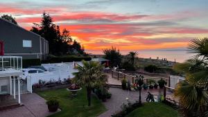 a view of a sunset from the balcony of a house at Buena Vista by the Sea in Qualicum Beach