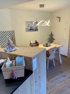 um quarto com uma mesa de madeira, uma mesa e uma sala de jantar em Casa Valtgeva em Sedrun