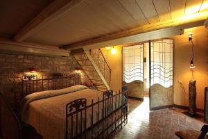 Schlafzimmer mit einem Bett und Buntglasfenstern in der Unterkunft Locanda Amerigo in Savigno