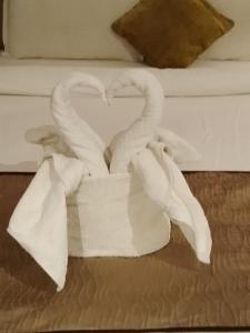 dos toallas con forma de cisnes sentados en una cama en Hotel 5 Flowers Ananta Elite en Kota