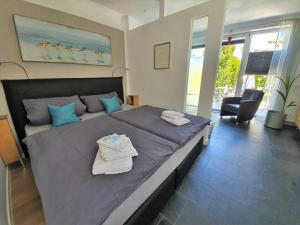 ein Schlafzimmer mit einem großen Bett mit Handtüchern darauf in der Unterkunft Küstenvilla Usedom in Zinnowitz
