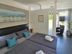 ein Schlafzimmer mit einem großen Bett mit blauen Kissen in der Unterkunft Küstenvilla Usedom in Zinnowitz