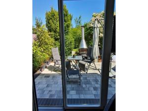 Blick auf eine Terrasse durch eine Glastür in der Unterkunft Küstenvilla Usedom in Zinnowitz