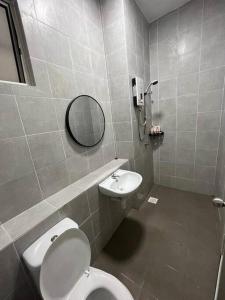 Ванна кімната в Faliza Adelia Residence