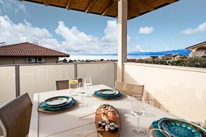 - une table à manger avec vue sur l'océan dans l'établissement APARTMENT YIN & YANG - Regarda Travel, à Lazise