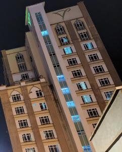un edificio alto con luces encima en The Viana Apartment V, en Kota Bharu