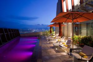 香港にあるNina Hotel Kowloon Eastの屋上プール(椅子、パラソル付)