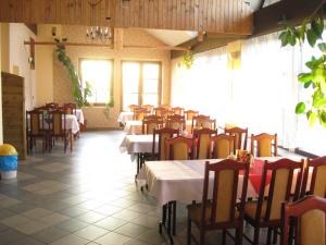 une salle à manger avec des tables et des chaises dans un restaurant dans l'établissement Hotelik Orlik, à Legnickie Pole