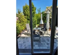 Blick auf eine Terrasse durch eine Glasschiebetür in der Unterkunft Küstenvilla Usedom in Zinnowitz + 2 Fotos