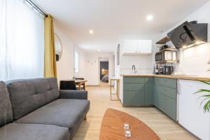 salon z kanapą i kuchnią w obiekcie Calme absolu, terrasse et parking entre Paris et Disney w mieście Vaires-sur-Marne