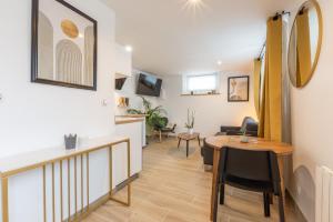 salon ze stołem i jadalnią w obiekcie Calme absolu, terrasse et parking entre Paris et Disney w mieście Vaires-sur-Marne