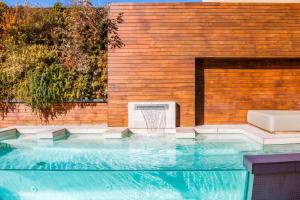 The swimming pool at or close to Hotel Well and Come Barcelona