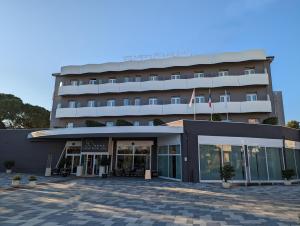 a view of the front of a hotel at Hotel Mioni Royal San in Montegrotto Terme