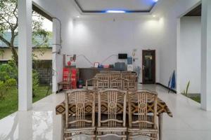 a dining room with a table and chairs at RedDoorz Syariah Near Syamsudin Noor Airport 4 in Ulin