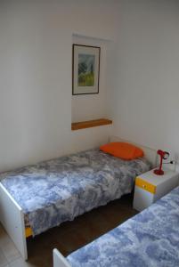 een slaapkamer met 2 aparte bedden en een spiegel bij Cottage by the sea in Áyios Dhimítrios