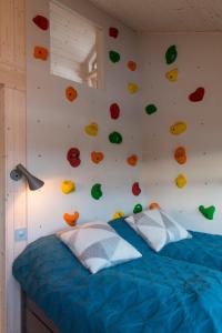 a bedroom with a wall with a climbing wall at Sørbølhytta - cabin in Flå with design interior and climbing wall for the kids in Flå