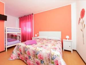 - une chambre avec un lit et des lits superposés dans l'établissement Mondo D'Oro, à Macugnaga