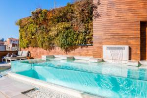 The swimming pool at or close to Hotel Well and Come Barcelona