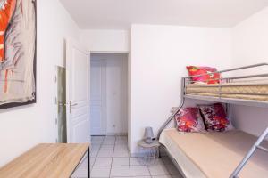 een kleine kamer met een stapelbed en een trap bij Location appartement 3 étoiles - 5 personnes in Le Pradet