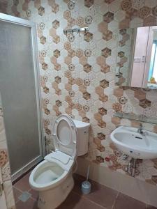 uma casa de banho com um WC e um lavatório em Chic and Cozy 1-Bedroom Condo em Cagayan de Oro