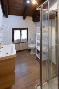 een badkamer met een toilet, een wastafel en een douche bij My home in Venice in Mestre