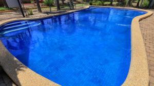 una gran piscina azul con agua azul en Executive Hideaway en Benalla