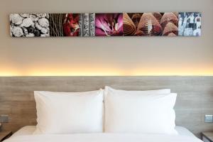 Uma cama ou camas num quarto em Lodgewood by Nina Hospitality Mong Kok