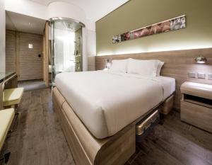 Uma cama ou camas num quarto em Lodgewood by Nina Hospitality Mong Kok