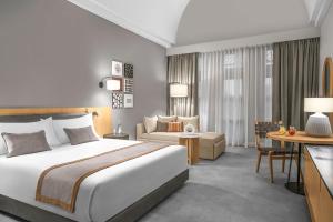 ein Schlafzimmer mit einem großen Bett und ein Wohnzimmer in der Unterkunft Steigenberger Golf Resort El Gouna in Hurghada
