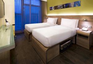 Uma cama ou camas num quarto em Lodgewood by Nina Hospitality Mong Kok
