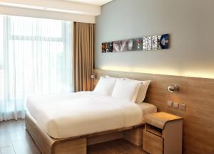 Uma cama ou camas num quarto em Lodgewood by Nina Hospitality Mong Kok