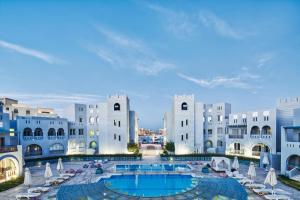 uitzicht op de binnenplaats van een gebouw met een zwembad bij Fanadir Hotel El Gouna in Hurghada