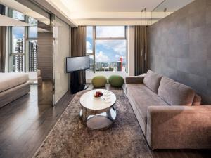 Uma área de estar em Lodgewood by Nina Hospitality Mong Kok