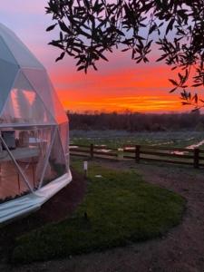 Východ nebo západ slunce při pohledu z luxury tent nebo okolí