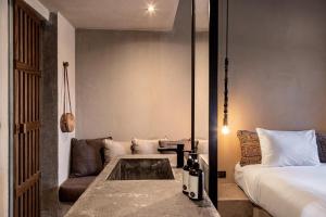 een woonkamer met een bed en een bank bij Cook’s Club El Gouna (Adults Only) in Hurghada
