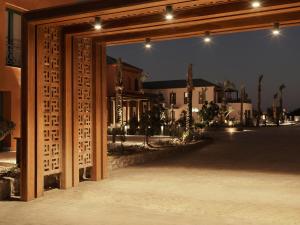une porte ouverte sur une rue la nuit dans l'établissement The Chedi El Gouna, à Hurghada