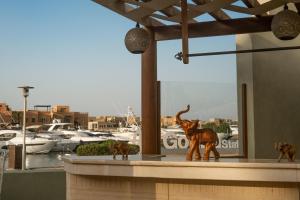 Quelques statues de chats sur un bâtiment dans l'établissement Ali Pasha Hotel, à Hurghada