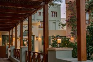 Blick auf ein Gebäude von der Veranda eines Hotels in der Unterkunft Ali Pasha Hotel in Hurghada