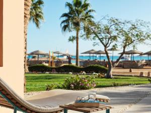 - un toboggan dans un complexe avec des palmiers et une plage dans l'établissement Club Paradisio El Gouna Red Sea, à Hurghada